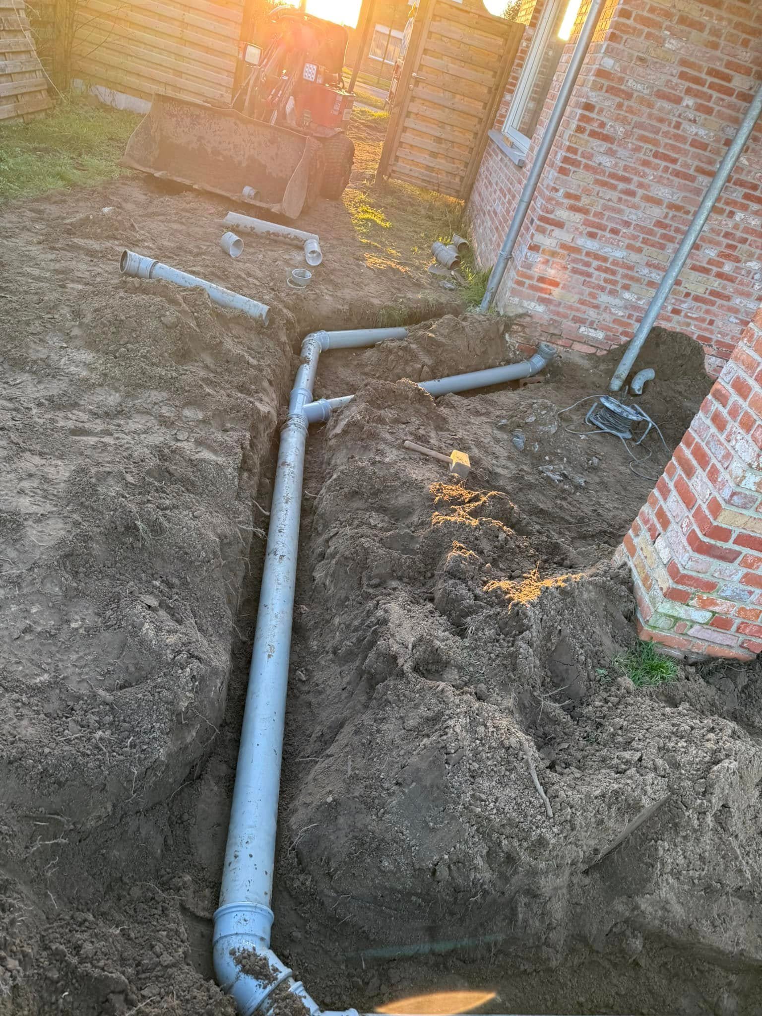 Blauwe leidingen in de geul voor een automatische bewatering