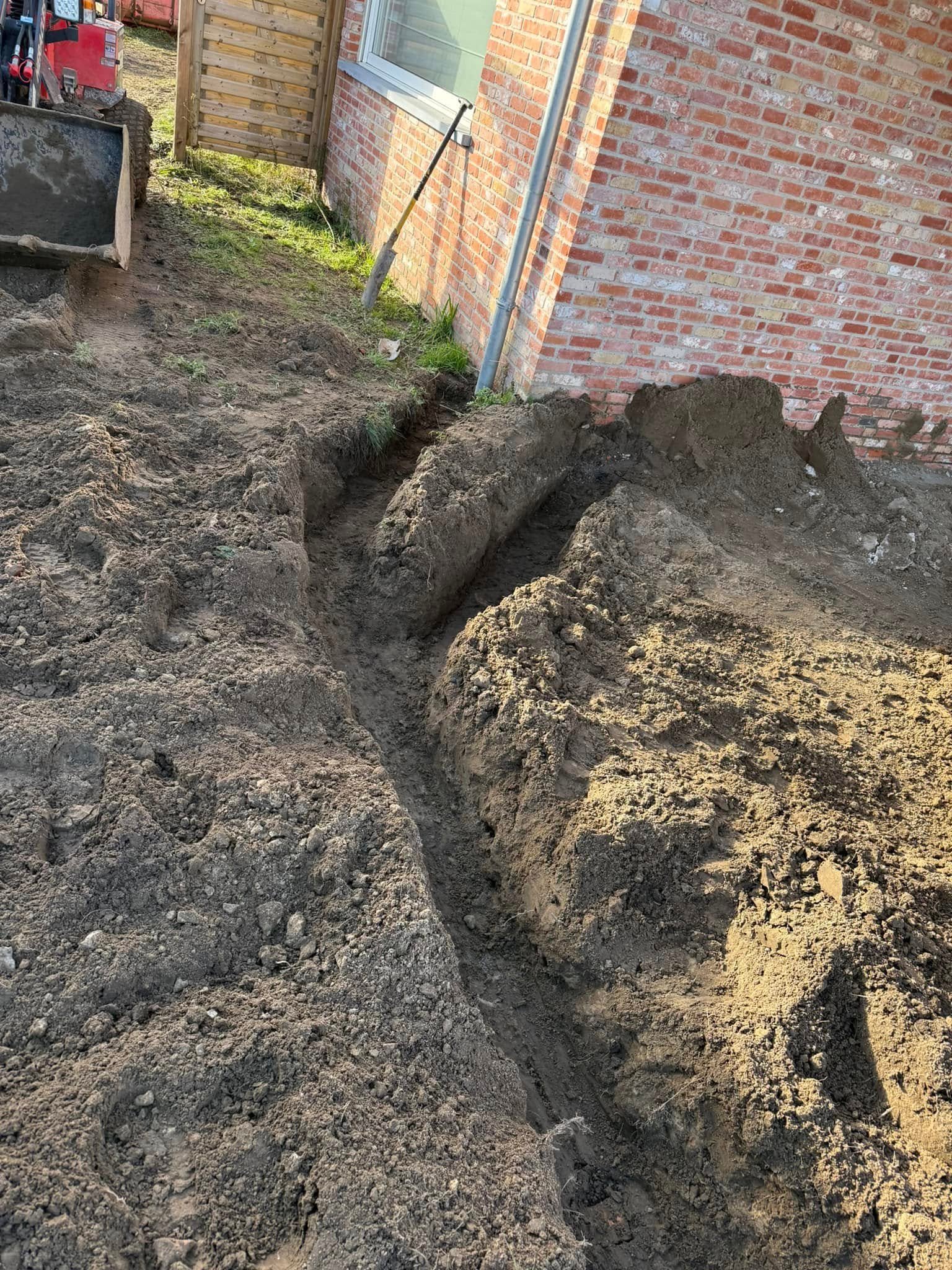 Uitgegraven geul voor de leidingen van een bewateringsinstallatie