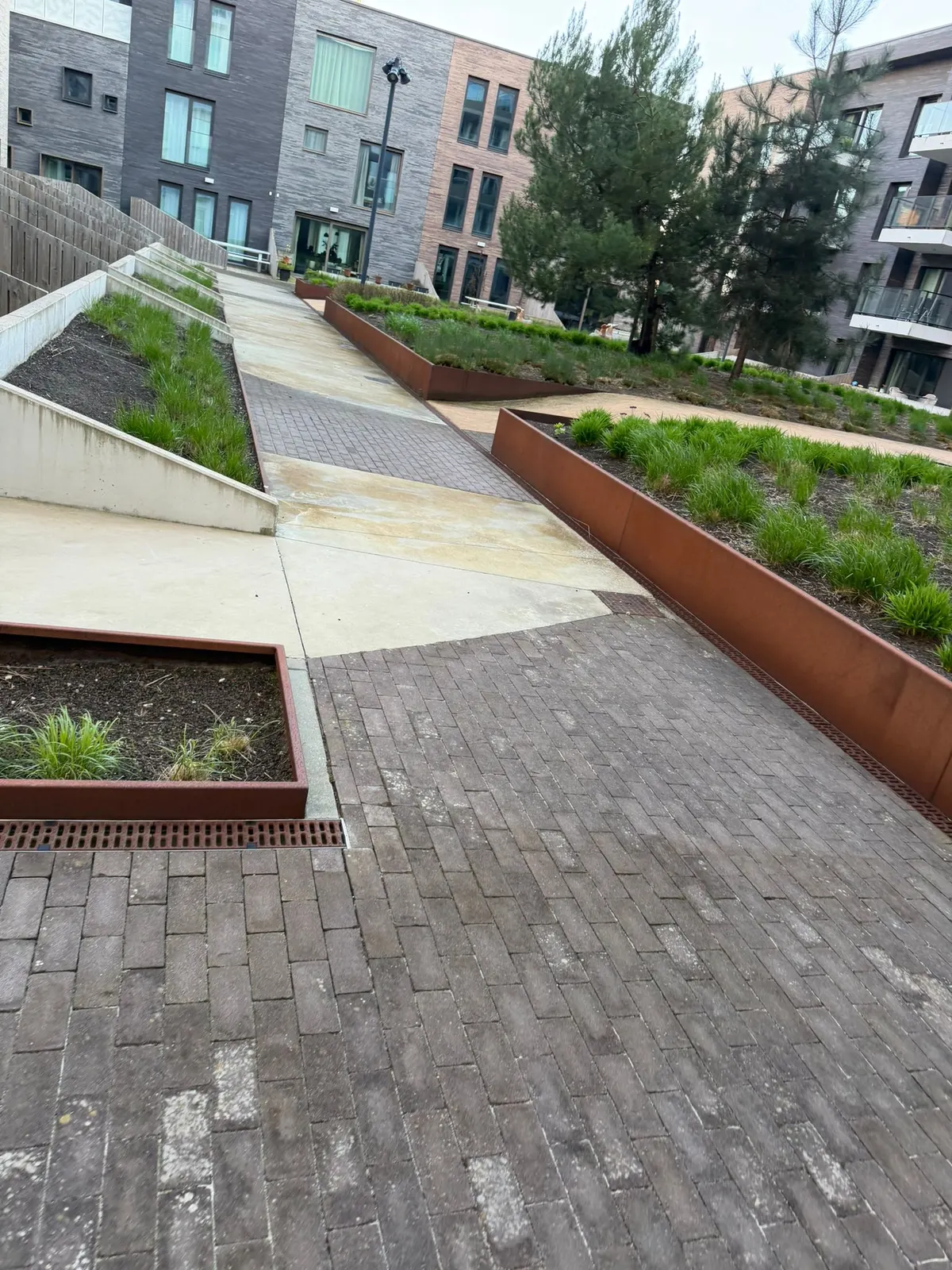 Sierbeplanting in cortenstalen plantenbakken bij een bedrijfssite