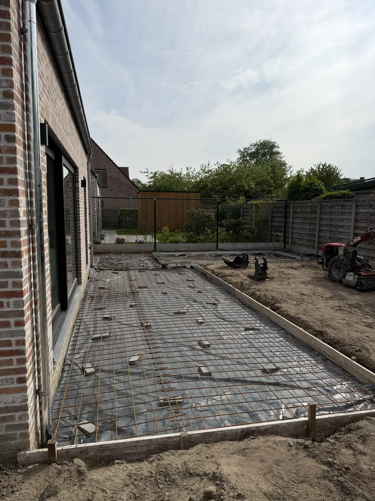 Wapeningsnet geplaatst voor het storten van beton in de tuin