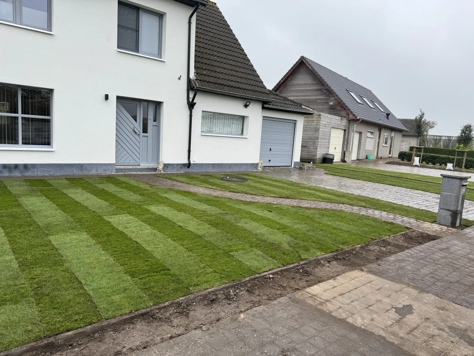 Nieuw gazon aangelegd in de voortuin van een nieuwbouwwoning