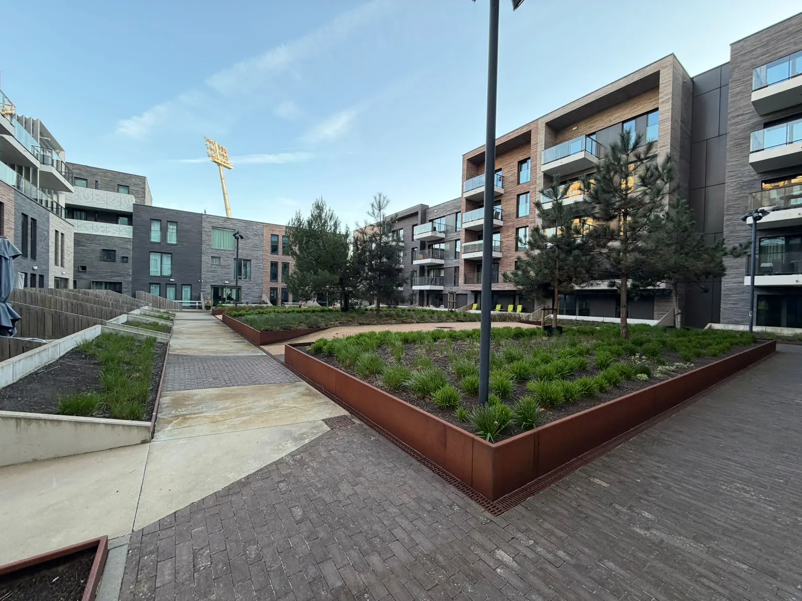 Groenaanleg met beplanting in de binnentuin van een residentie