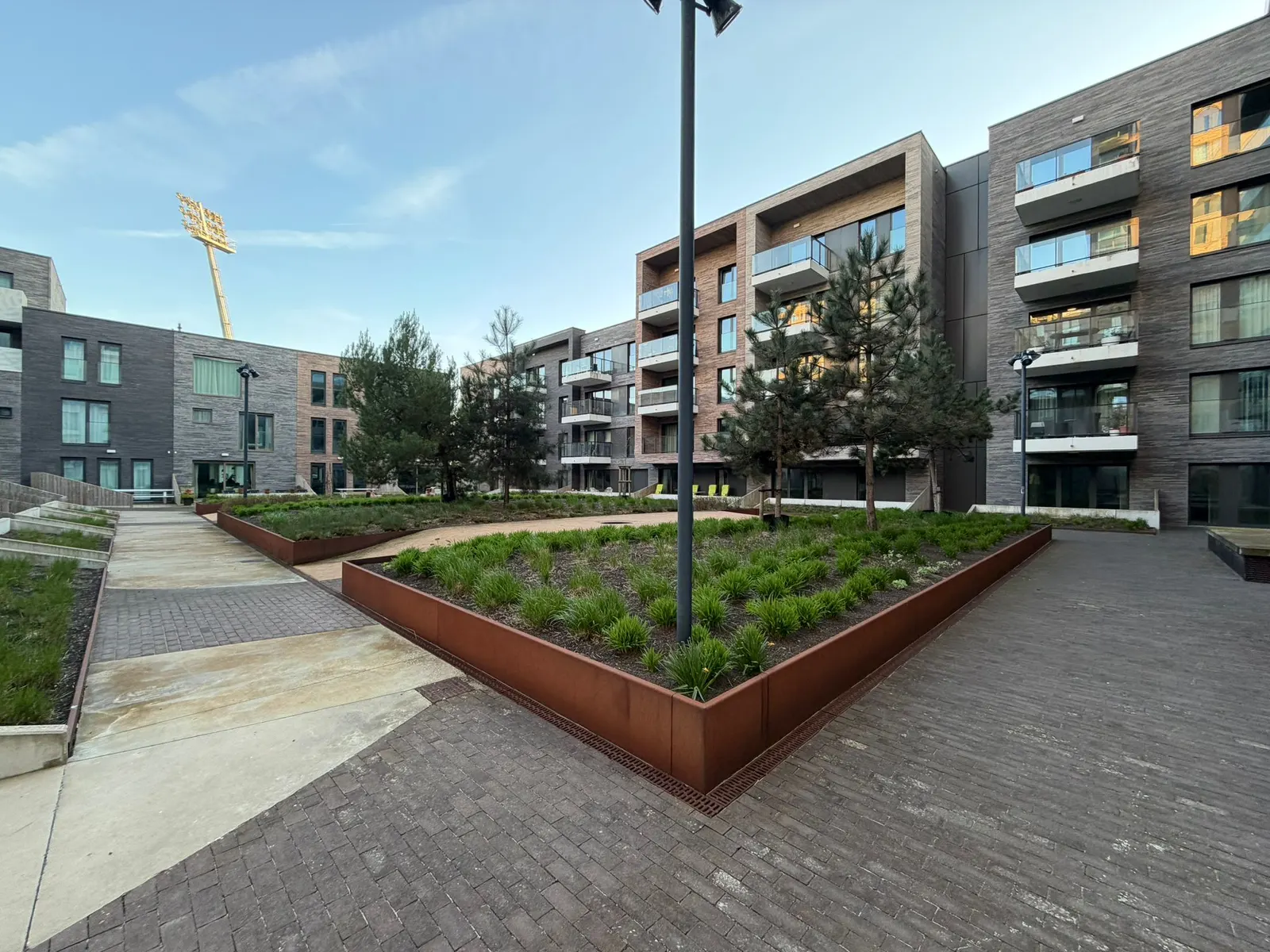 Onderhouden binnentuin met sierbeplanting bij een residentie