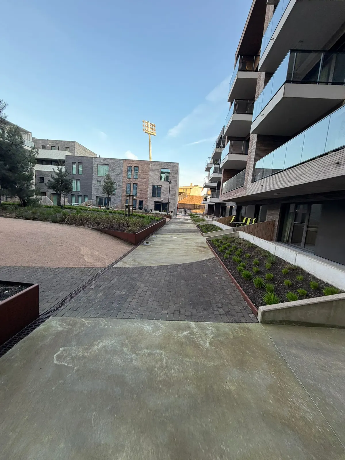 Onderhouden groenzone langs het wandelpad van een residentie