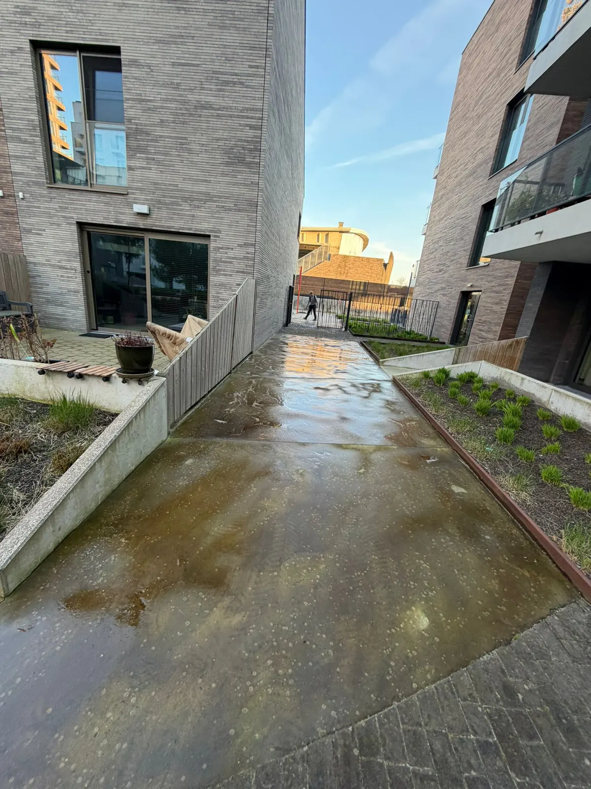 Onderhouden groenzone langs de gevel van een appartementsgebouw