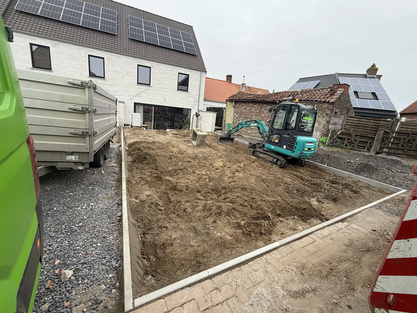 Grondwerken met minigraver voor de oprit van een nieuwbouwwoning