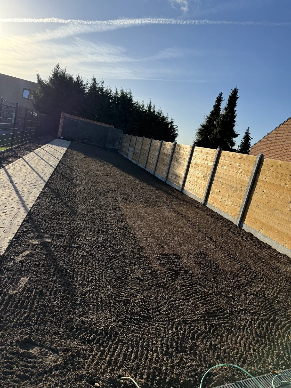 Geëgaliseerd terrein na de grondwerken voor een nieuwe tuin