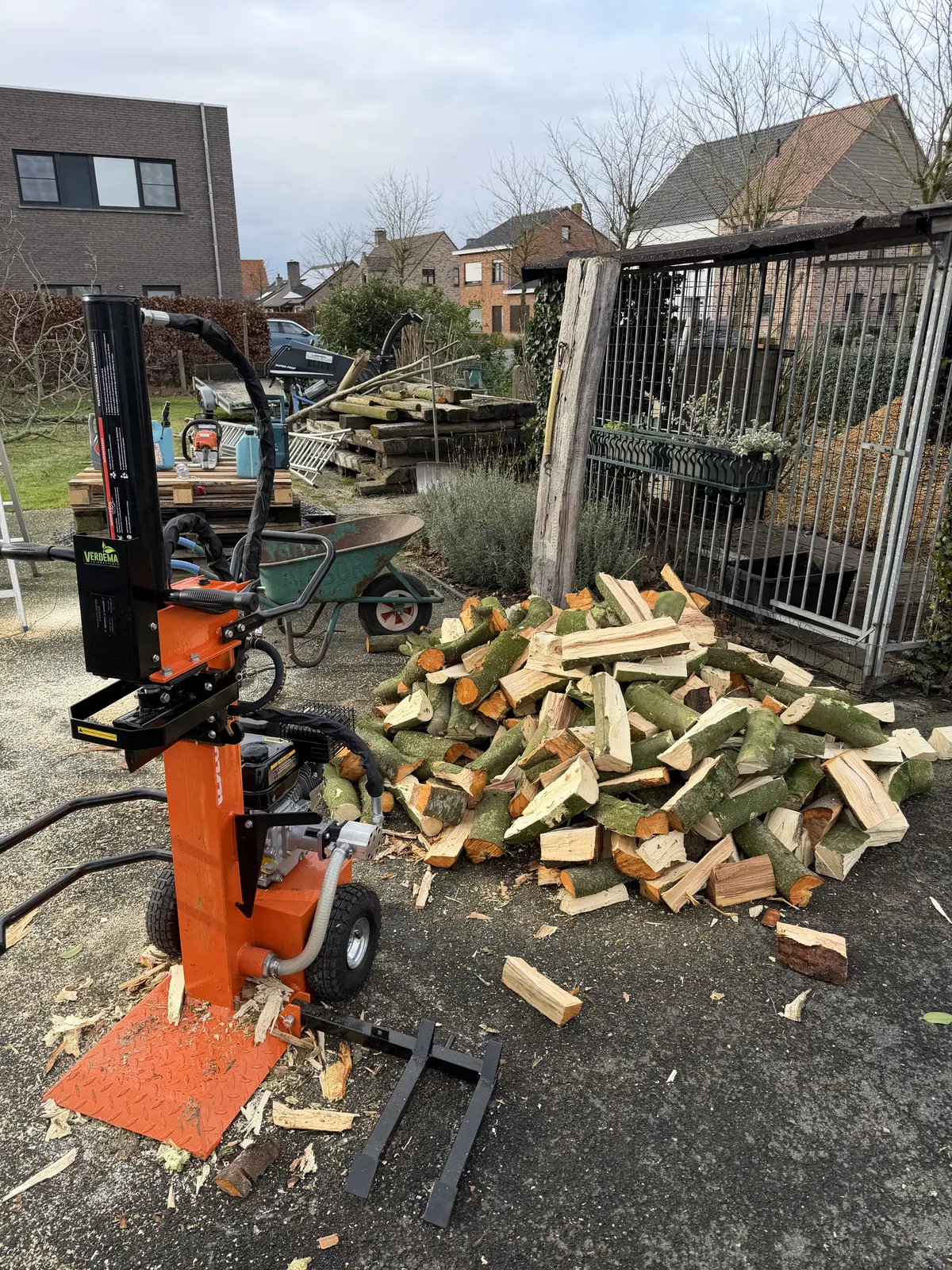 Houtklover in gebruik om gevelde bomen tot brandhout te verwerken