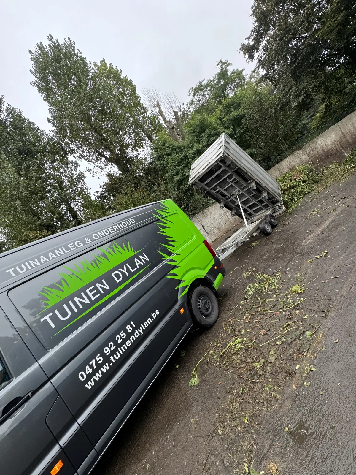 Kipwagen van Tuinen Dylan die grond lost op de werf