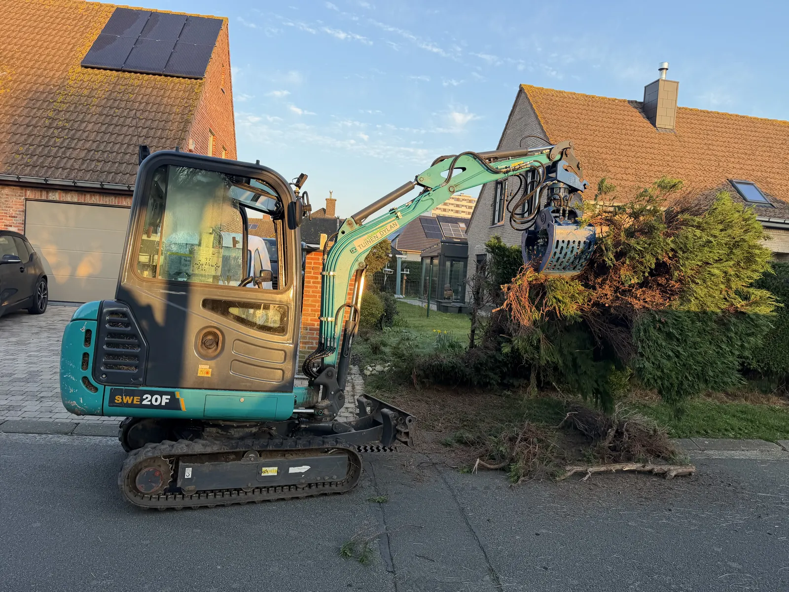 Minigraver van Tuinen Dylan klaar om te starten aan een tuin