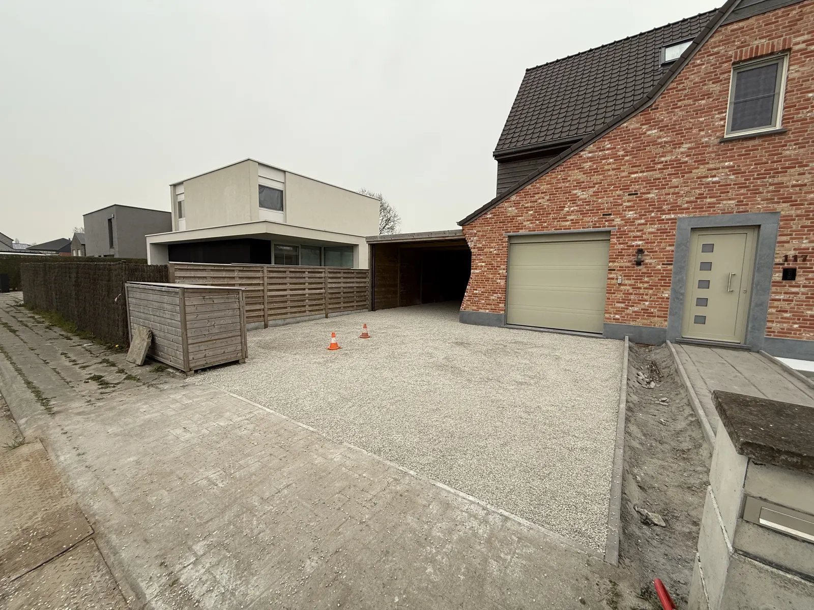 Oprit in grind en beton aangelegd bij een nieuwbouwwoning