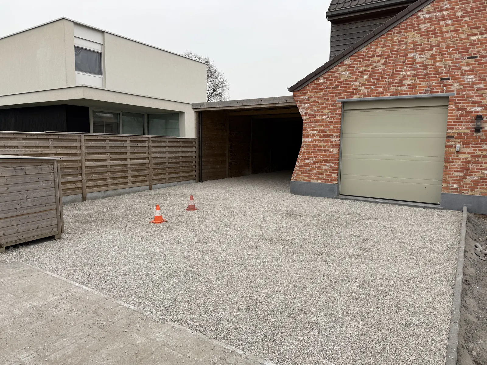 Oprit in grind aangelegd bij een moderne woning