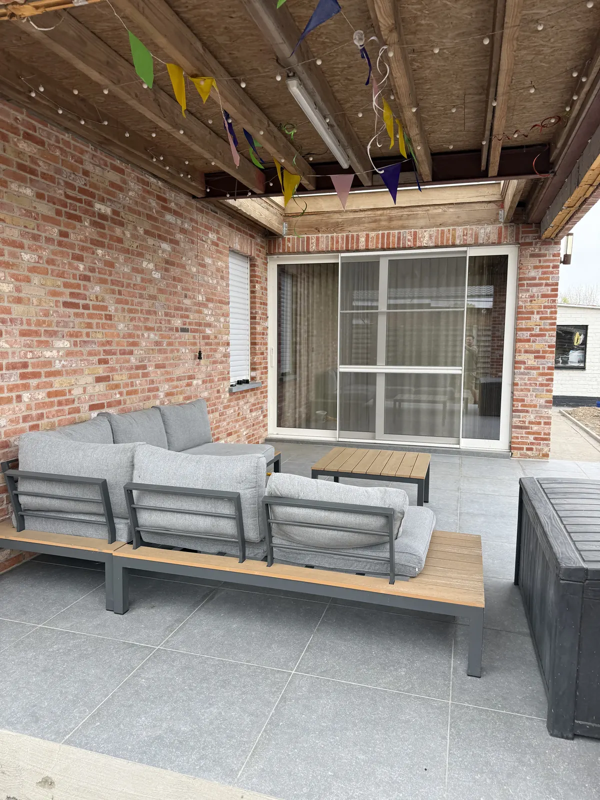 Overdekt terras met loungeset en keramische tegels