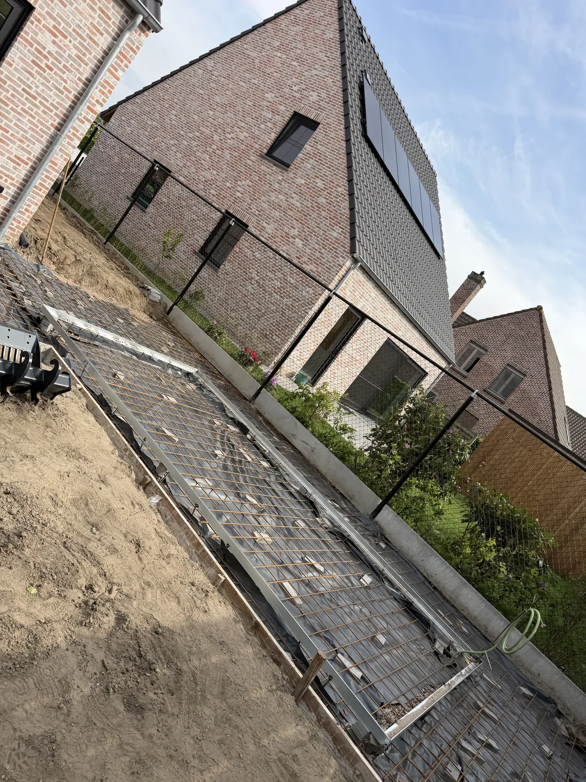 Bekisting geplaatst voor het storten van een polierbeton terras