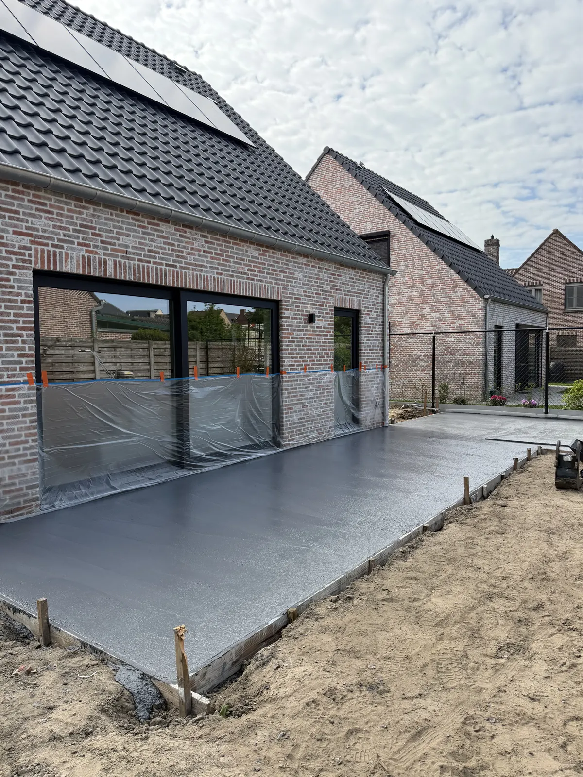Polierbeton oprit aangelegd bij een nieuwbouwwoning