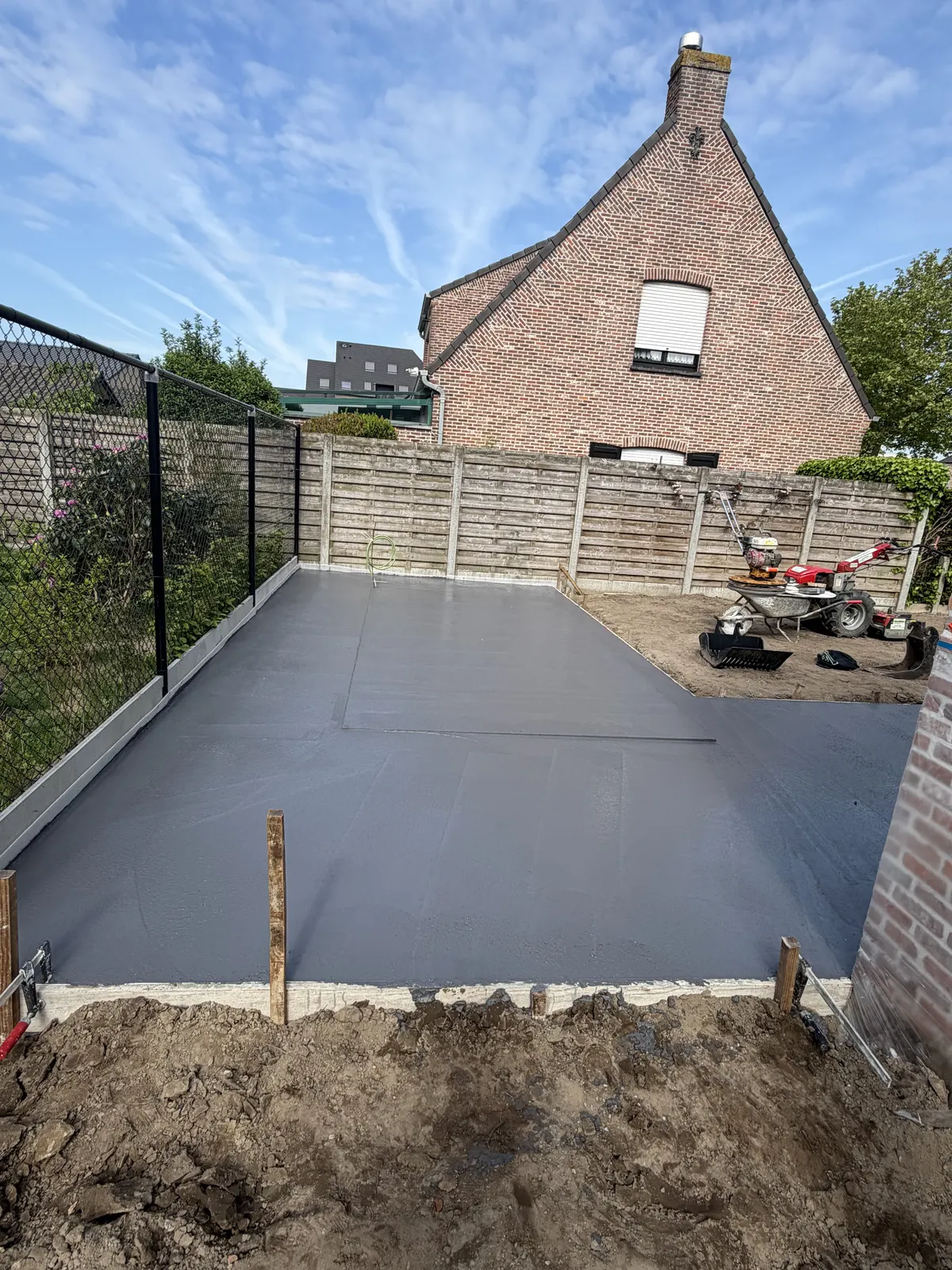 Afgewerkt polierbeton terras met strakke randen
