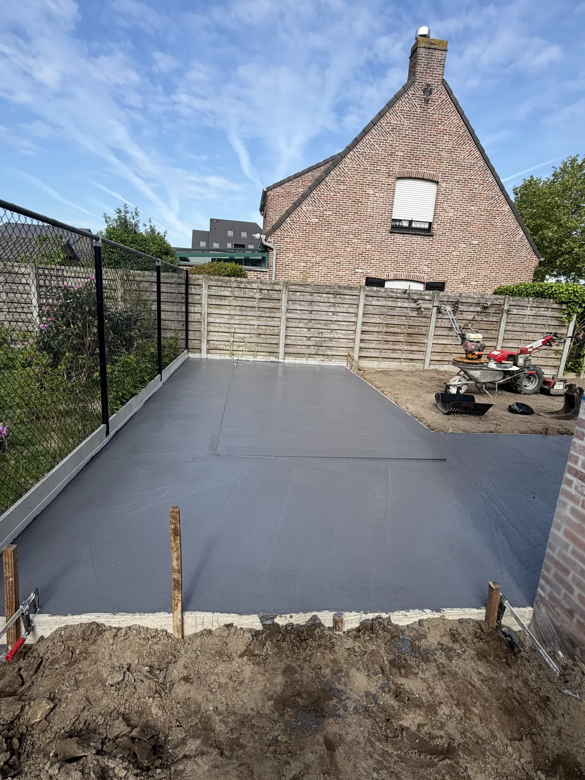 Vers gestort polierbeton terras dat wordt uitgevlakt