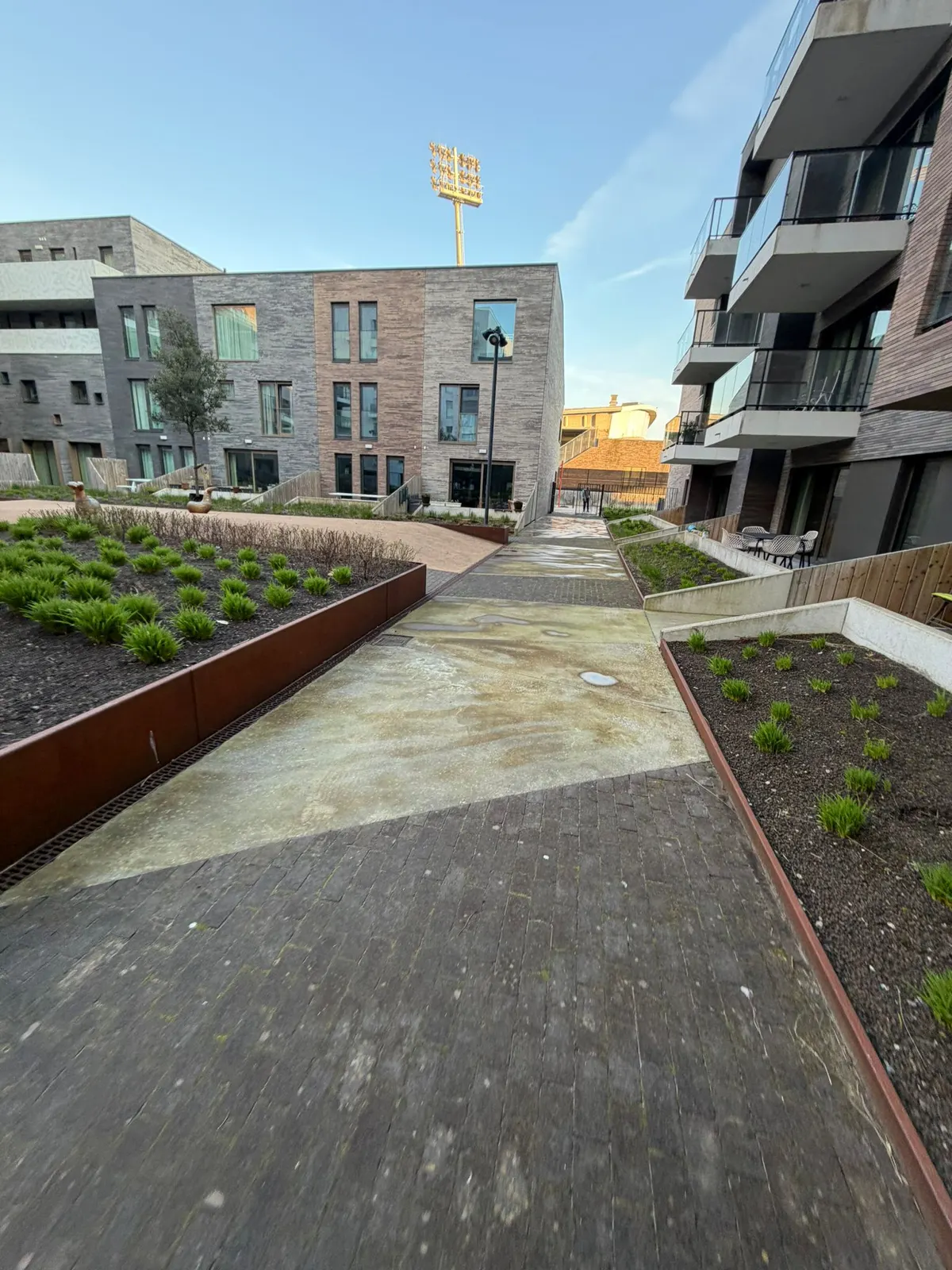 Sierbeplanting in cortenstalen bakken bij nieuwbouwappartementen