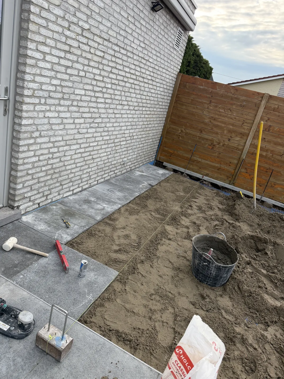 Voorbereiding van de ondergrond voor het aanleggen van een terras