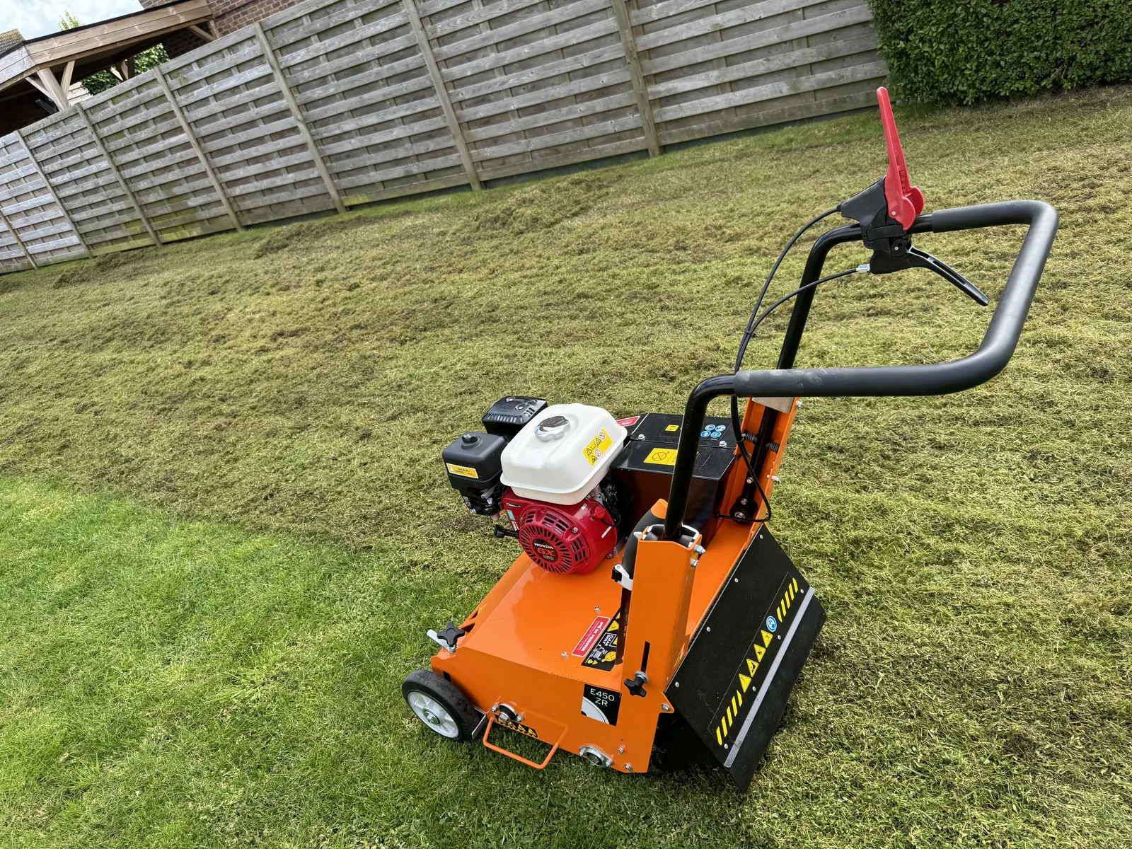 Gazon verticuteren met een verticuteermachine voor beter gras