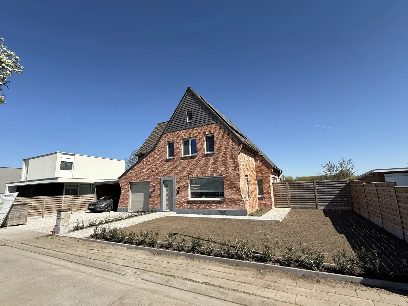 Voortuin met oprit in klinkers en nieuwe haagbeplanting